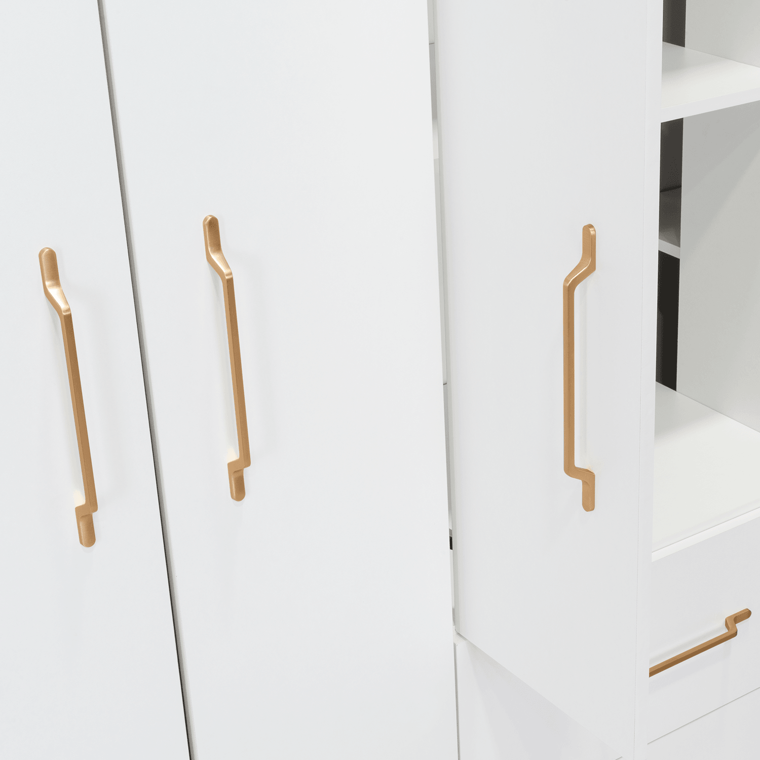 Closet Golden, Blanco y Dorado, Variedad de Entrepaños, Seis Puertas Abatibles y Canto Cuero. - VIRTUAL MUEBLES